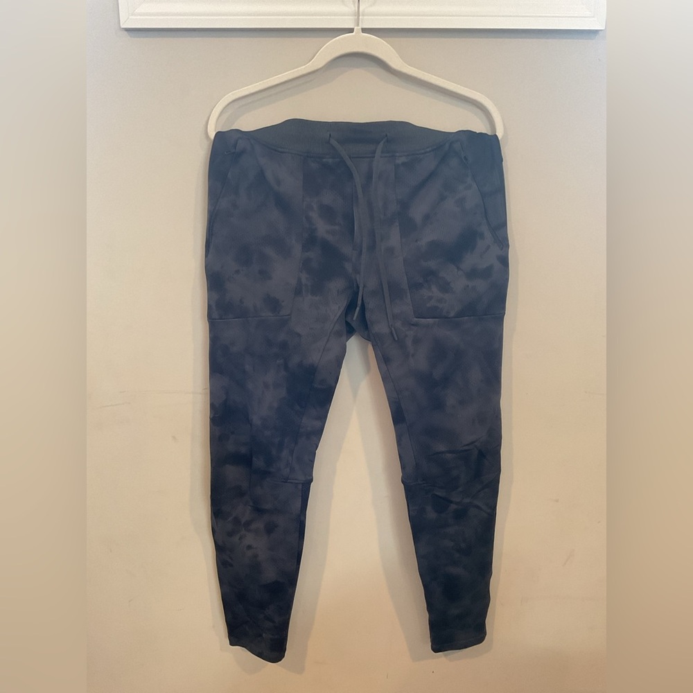 Men’s Lululemon pant - size medium